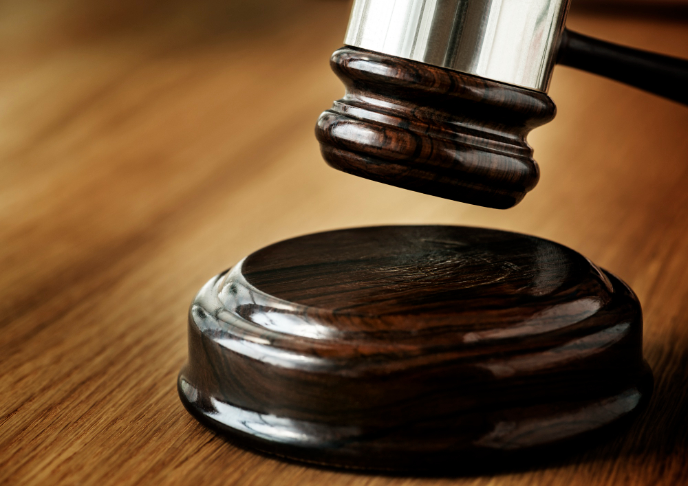 Maillet de justice sur une table en bois
