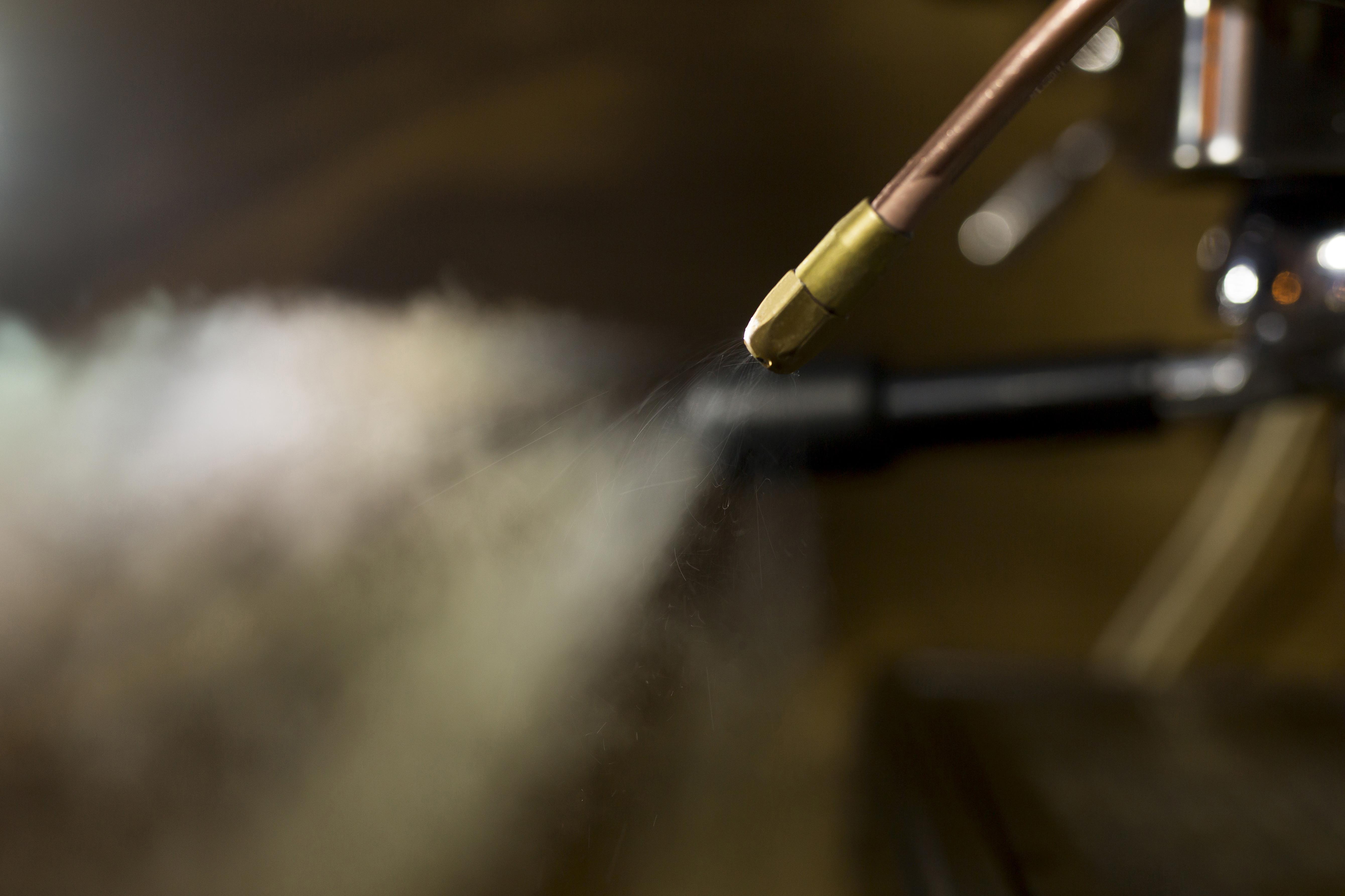 air comprimé soufflé par une machine industrielle