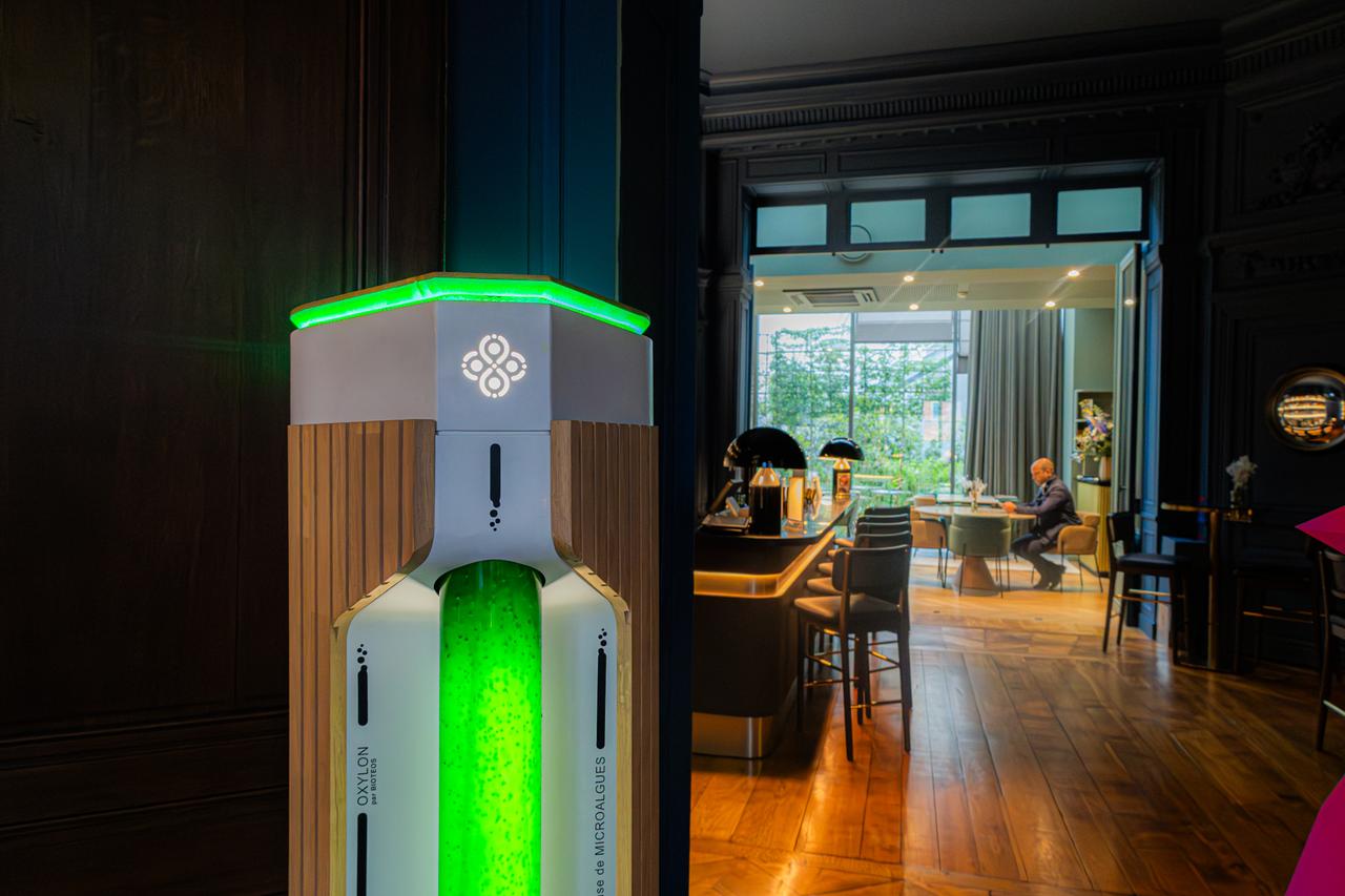 OXYLON dans un bar d'hôtel
