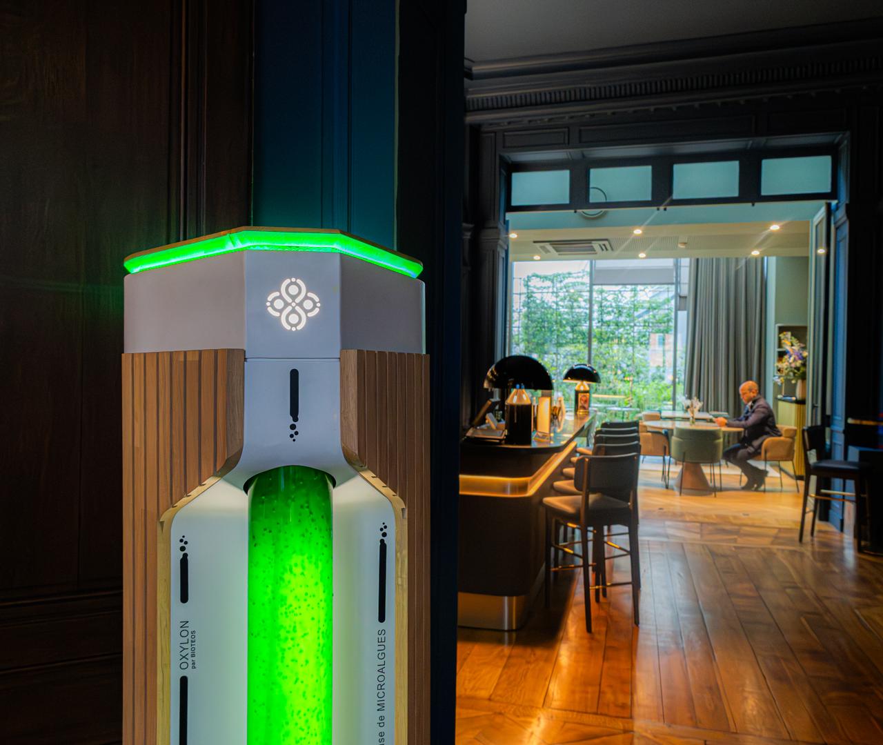 OXYLON dans un bar d'hôtel