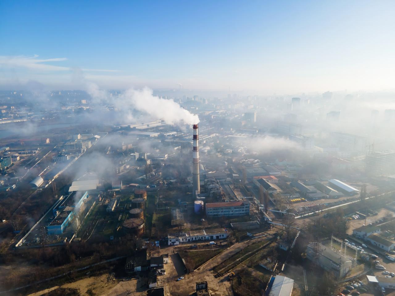vue aérienne d'une zone industrielle avec air pollué 