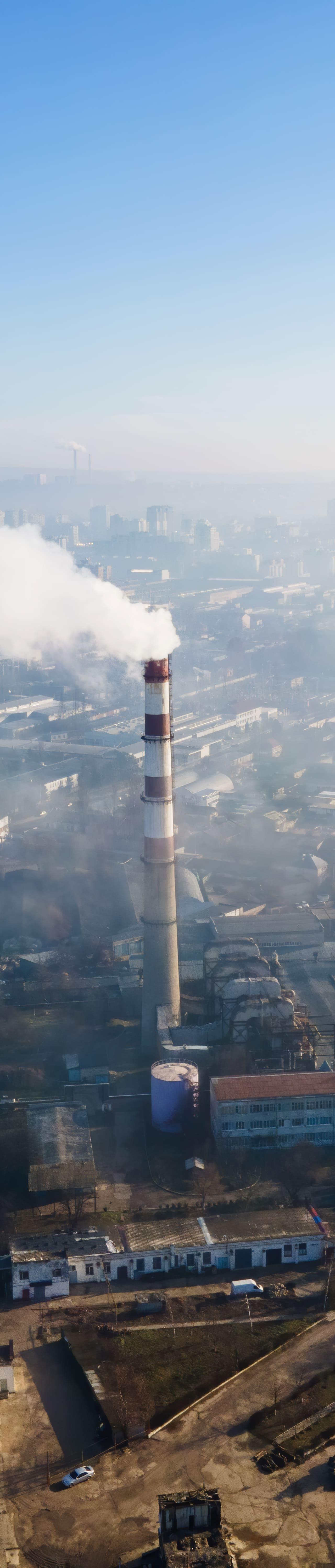vue aérienne d'une zone industrielle avec air pollué