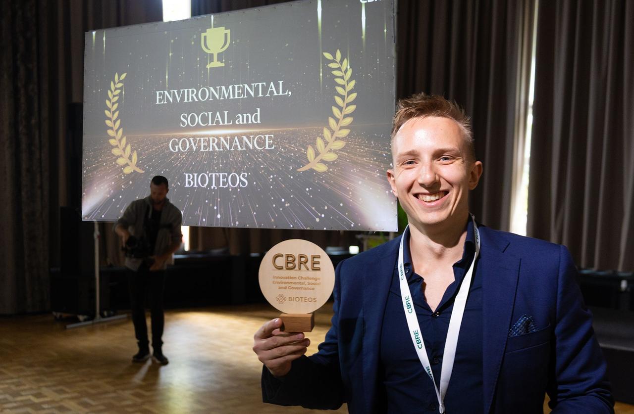 Romain Dhenin avec le trophée CBRE GWS ESG & QHSE Awards 2025