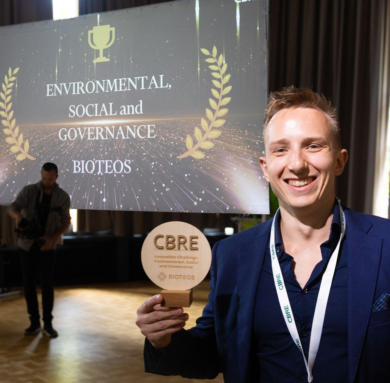 Romain Dhenin avec le trophée CBRE GWS ESG & QHSE Awards 2025