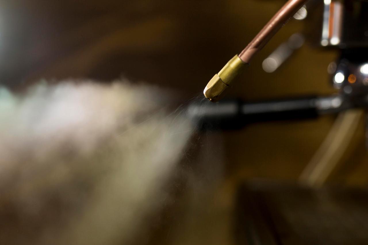 air comprimé soufflé par une machine industrielle